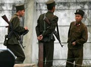 Các binh lính Bắc Triều Tiên đi tuần tra ở thành phố Sinuiju, gần biên giới với Trung Quốc.