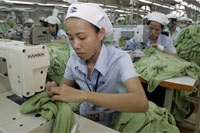 Công nhân may tại công ty may Tân Châu. Ảnh: AP.