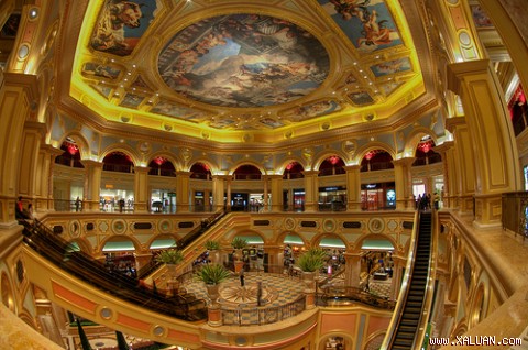 Trần được trang trí bằng những bích họa nổi tiếng của Italy.