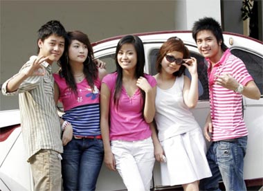 Thùy Linh và nhóm diễn viên 