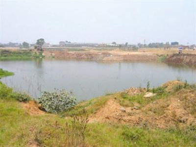 Những bãi đất trống tại KĐT An Khánh như thế này giờ đã đội lên thành những “tấc vàng”. Ảnh: Phùng Sưởng
