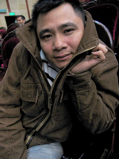 Tu Long v&agrave;o vai mot anh n&ocirc;ng d&acirc;n d&oacute;ng gia nh&agrave; dau tu ngoai quoc, muon r&oacute;t tien v&agrave;o du &aacute;n ph&aacute;t trien xe ba g&aacute;c, xe tu che v&agrave; b&aacute;n h&agrave;ng rong.