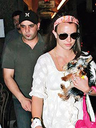 Britney Spears và trợ lý Sam Lutfi