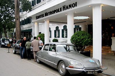 Những chiếc xe cổ cực hiếm đỗ trước khách sạn Sofitel Metropole Hà Nội.