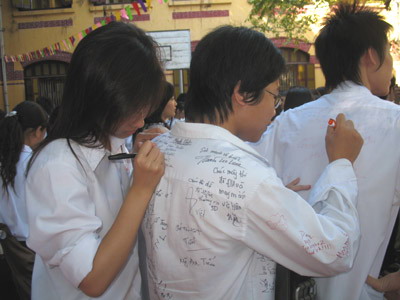 Giữ lại kỷ niệm của tuổi học trò qua những dòng lưu bút