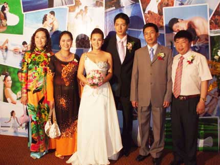 Binh Minh Anh Tho chup anh voi gia dinh trong le cuoi
