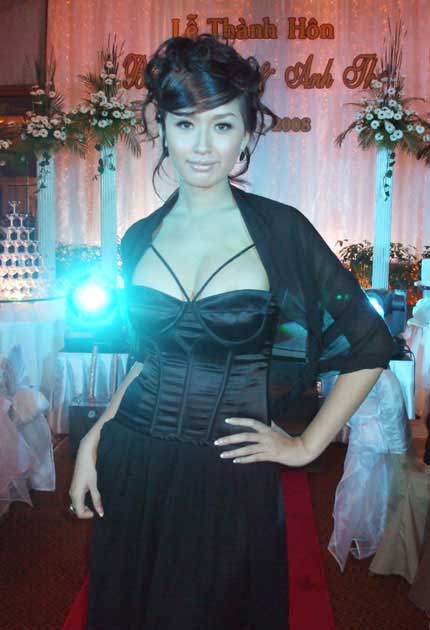 Mai Phuong Thuy sexy trong ngay cuoi cua Binh Minh