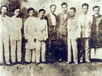 Ba người đứng thứ tư, năm, sáu từ trái sang đều là VNQDĐ Nguyễn Thái Học, Nam Xương (tác giả kịch “Ông Tây An Nam�