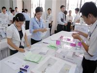 To chuc san giao dich cho CP chua niem yet cung gop phan thu hut nha dau tu tro lai dau gia CP. Trong anh: mot phien