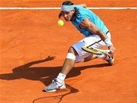 Nadal dat duoc cot moc chien thang thu 100 tren mat san dat nen  anh: AFP