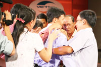 Hai (giua) gap lai cha me va anh chi tai truong quay - anh: d.N.T