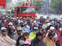 Xe chua chay ket cung giua “rung” xe co (anh chup tren duong Ba Thang Hai, TP.HCM sang 2-5) - Anh: T.T.D.