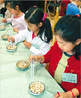 Hoc sinh truong Tieu hoc Seocho (Seoul, Han Quoc). (Anh: Chosun)