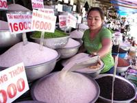 Gia gao thom cac loai o cho Ba Chieu (TP.HCM) deu dung o muc cao hon 2.000-3.000 dong/kg so voi truoc day - Anh: 