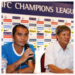 Hau ve Pham Minh Duc (trai) tra loi trong cuoc hop bao
