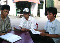 Ba sinh vien Ho, Quan va Tiep (tu phai sang) dang trinh bay su viec voi phong vien (anh: H.Ha)