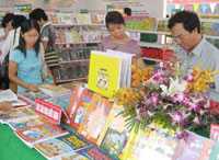Khoi u doc quyen xuat ban SGK bao gio moi duoc go bo?