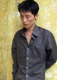 Nham nghien mat, Cuong xua tay: 