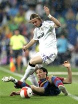 Real (ao trang) hoan toan tren chan Barca dem qua.