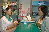 Gia thuoc ban le tang do cac cong ty duoc bo quy dinh chiet khau cho cac nha thuoc. anh: N.DUNG