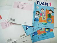 Ba cuon sach hoan toan giong nhau nhung co den ba gia ban. anh: Y.ANH