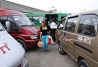 Xe cua cac HTX van tai dua don khach tai Ben xe Mien Tay - TPHCM. anh: T.THaNH