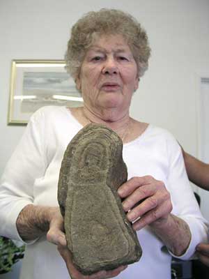 Rao bán hòn đá hình Đức mẹ trên eBay!