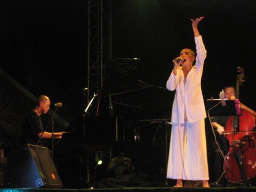 Biểu cảm nét mặt có ảnh hưởng đến tâm lý người đối diện?