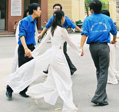 Đồng phục áo dài cho sinh viên là rất đẹp, tuy nhiên có những lúc điều kiện tự nhiên lại không thích hợp