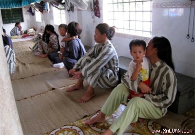 Những đứa trẻ cùng mẹ tại trại giam số 5, Thanh Hoá. Ảnh: Vũ Điệp