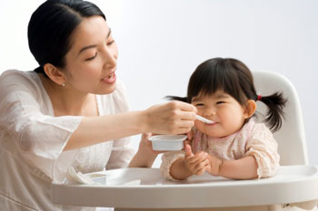 Khi bé đã chán ăn, các bà mẹ không nên tiếp tục ép, điều đó sẽ khiến bé có những phản ứng lại