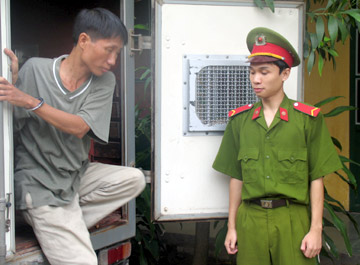 Hùng bị dẫn giải về nơi tạm giữ.