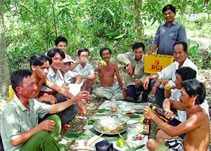 Những cuộc nhậu say sưa khiến các chàng lực điền miền Tây càng mất điểm trong mắt các cô thôn nữ. Ảnh: SGTT.