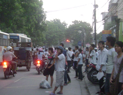 Mệt mỏi chờ xe bus giờ cao điểm