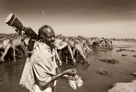 Một người đ&agrave;n &ocirc;ng thuộc bộ tộc Afar