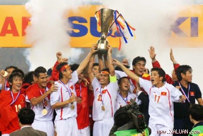 Việt Nam đón Cup. Ảnh: Hoàng Hà.