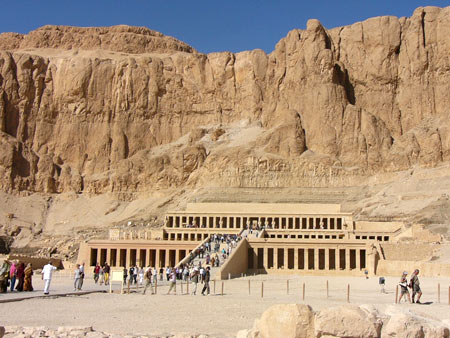 Đền thờ nữ ho&agrave;ng Hatchepsut với lưng dựa v&agrave;o v&aacute;ch n&uacute;i.
