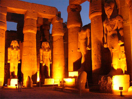 Đền thờ Luxor huyền b&iacute; trong &aacute;nh đ&egrave;n với những bức tượng khổng lồ.