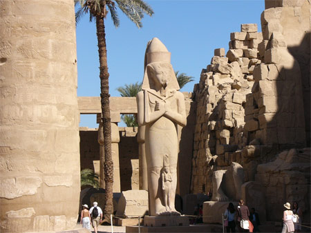 Một Pharaon trong đền thờ Karnak.