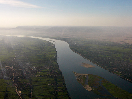 S&ocirc;ng Nin nh&igrave;n từ tr&ecirc;n cao xuống giống như một dải lụa.