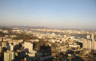 Đây là toàn cảnh Bình Nhưỡng được chụp từ nhà hàng xoay vòng của khách sạn Koryo. Những nhà hàng hợp mốt như thế