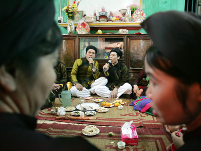 Đêm hát ở thôn Lũng Giang (6/2). Ảnh: Phạm Hải