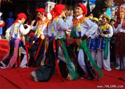Múa con đĩ đánh bồng