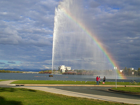 V&ograve;i phun nước trong hồ ở nơi diễn ra lễ hội xuất hiện cầu vồng rất đẹp khi &aacute;nh nắng chiếu qua. Khung cảnh l&uacute;c n&agrave;y thật lộng lẫy.