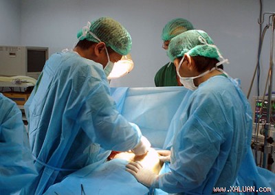 Một ca phẫu thuật nâng ngực chỉ kéo dài từ 55 phút đến 60 phút, với đường mổ trên dưới 4cm. Ảnh một ca phẫu thuật nâng ngực tại Bệnh v