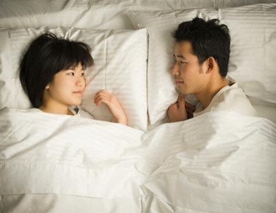Đoán quan hệ vợ chồng qua tư thế ngủ