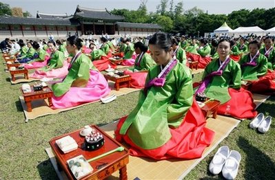 Lễ trưởng thành ở Hàn Quốc được tổ chức vào ngày thứ hai của tuần thứ ba trong tháng 5. Năm nay, Lễ trưởng thành rơi vào ngày 18/5.