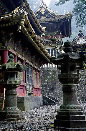 Đến thăm đền Nikko Toshogu, bạn sẽ được chiêm ngưỡng những công trình kiến trúc tuyệt đẹp mang dấu ấn thời gian.