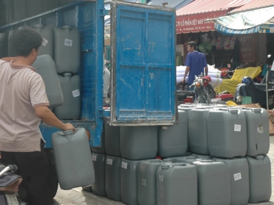 Hóa chất đổ về khu vực bên ngoài chợ Kim Biên (TPHCM) với số lượng lớn. (Ảnh chụp chiều 25-5).