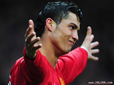 C. Ronaldo có thể sẽ lập kỷ lục cầu thủ đắt giá nhất sau khi MU chấp thuận cho anh này đàm phán với Real.